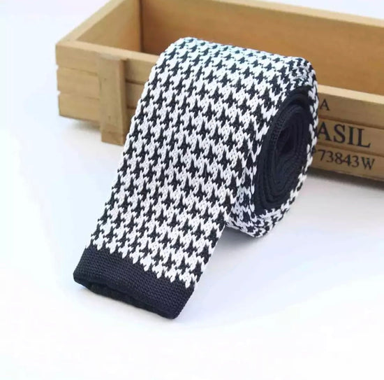 Houndstooth and nail
